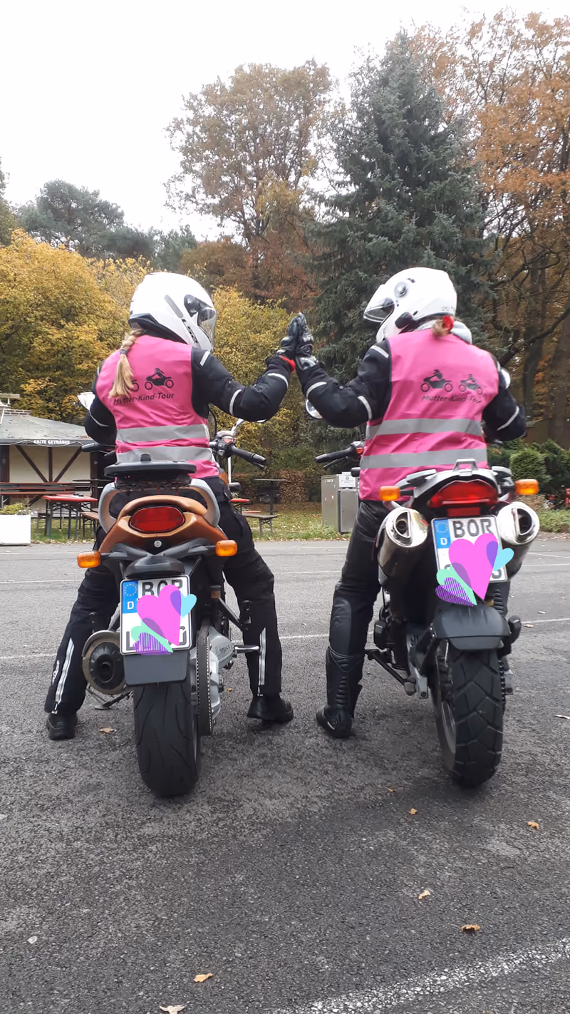 Zwei Motorradfahrer in pinken Westen auf ihren Maschinen